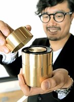 パナソニックと商品化した茶筒のスピーカーを手にする開化堂の八木社長（京都市中京区のパナソニック・デザイン・キョウト）