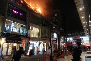 炎を上げて燃える建物（２８日午後８時４８分、京都市中京区）