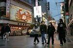 大阪・ミナミを歩くマスク姿の人たち＝２６日午後