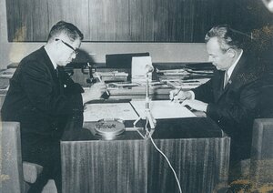 １９７１年に撮影された当時の船橋・京都市長（左）とグーゼン・キエフ市長。キエフ市で姉妹都市提携を締結する書類に署名している場面とみられる