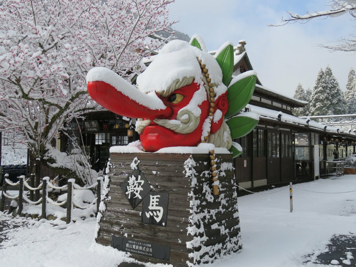 【速報】京都市内は雪模様　鞍馬寺付近ではてんぐ像の鼻に積雪
