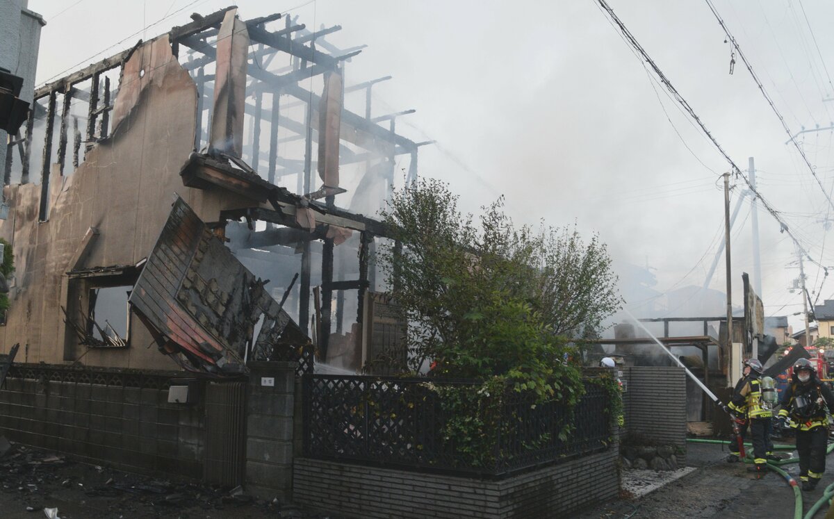 「屋根の上まで真っ赤な炎」民家２軒全焼　1人暮らし女性と連絡取れず
