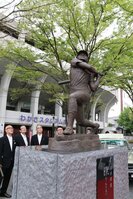 野球場の前に設置された衣笠氏の銅像（２３日午前、京都市右京区・わかさスタジアム京都）