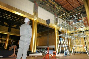 ３月の完成に向けて作業が進む西本願寺の阿弥陀堂。金箔（きんぱく）を張る壁の下地処理が進められている＝京都市下京区