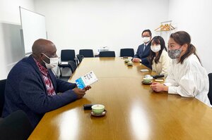 サコ学長（左）にプロジェクトについて説明する松尾さん（右）＝京都市左京区・京都精華大