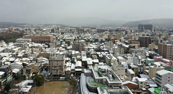 <div class="caption">雪化粧した京都市内（２１日午後０時38分、京都市中京区・京都新聞社より小型無人機で撮影）</div>