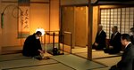 新春を祝う「結柳」が調えられた茶室で濃茶をふるまう千宗左家元（左）＝１０日午前、京都市上京区・表千家不審菴
