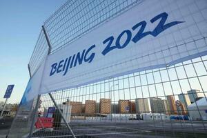 　北京中心部にある北京冬季五輪の選手村。「バブル方式」で管理され、周囲は柵で囲まれている＝２７日（共同）