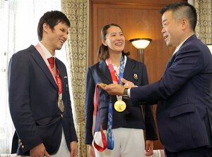 滋賀県民栄誉賞の贈呈式で、メダルを手に三日月知事（右）と談笑する木村選手（左）と大橋選手＝１８日午後２時４３分、大津市・滋賀県庁