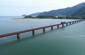 【資料写真】由良川橋りょうを渡る京都丹後鉄道の列車