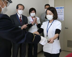 感謝状を受け取る女性看護師（右）＝京都市伏見区・共和病院