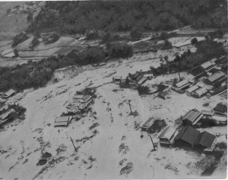 大正池の決壊後、濁流にのみ込まれる玉水地区周辺（１９５３年８月１６日）