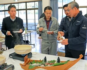 舟屋サバをしゃぶしゃぶで試食する八木さん（右）と参加者ら＝伊根町平田・伊根水産会館