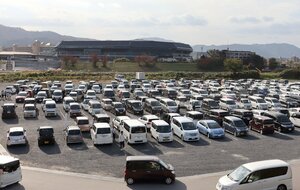 京都スタジアム完成前イベントで、来場者の車であふれる駐車場（2019年11月17日、京都府亀岡市保津町）