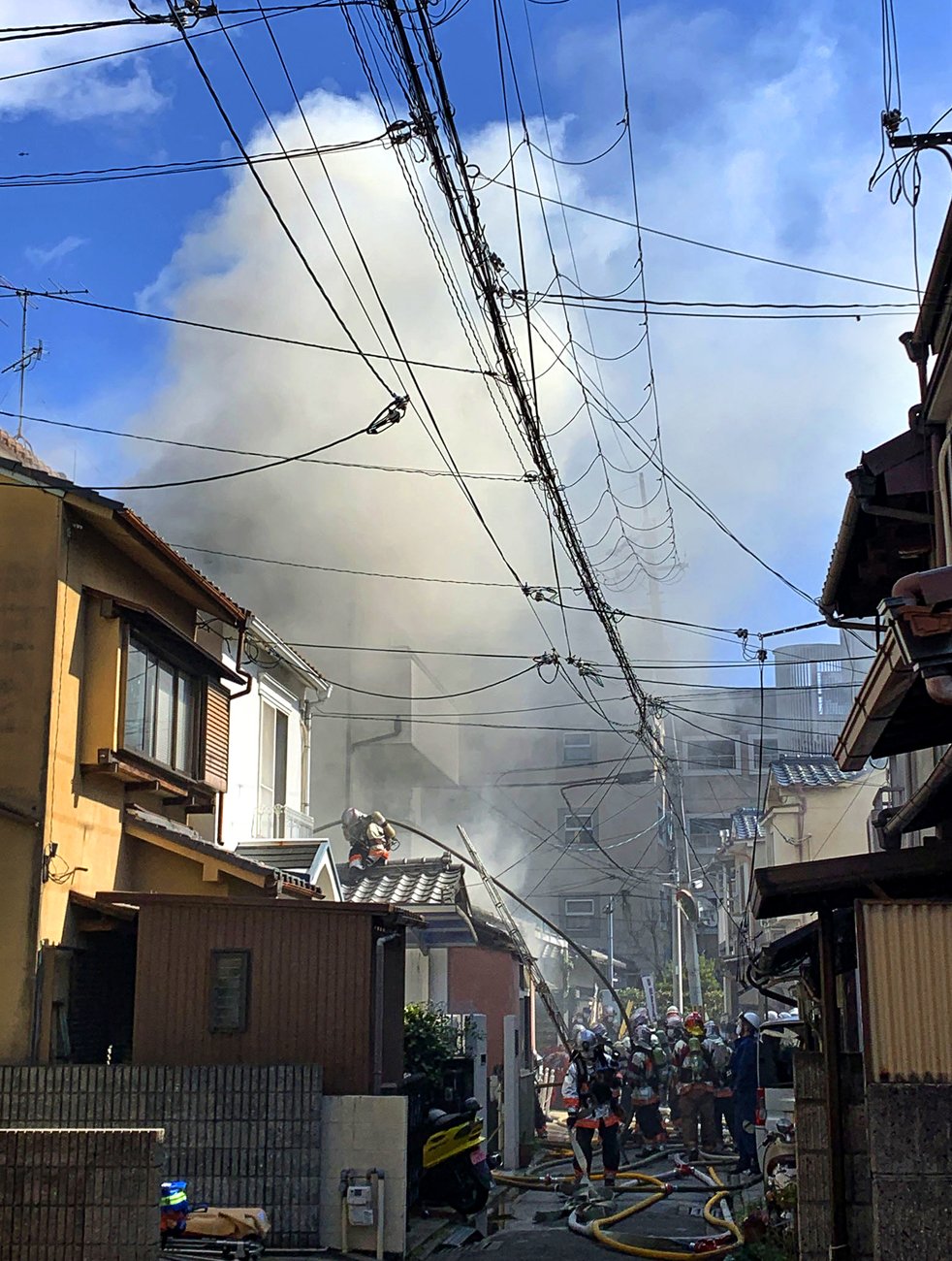 京都の住宅地で民家全焼　「煙充満」住人は無事