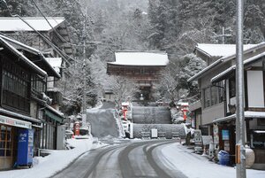 真っ白に雪化粧した鞍馬寺の山門と門前町（2022年1月18日午前7時15分、京都市左京区鞍馬）