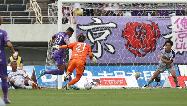 広島－サンガ　前半２６分、広島のジュニオールサントス（３７）にゴールを奪われ０－２と突き放される＝エディオンスタジアム広島