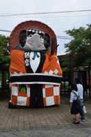 「しがらき火まつり」の法被をモチーフにした衣装を着た巨大タヌキ像（甲賀市信楽町）