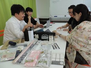 「みん１００」の運営メンバーと開発された商品。消費者のアイデアを生かしている（大阪市）