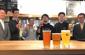 地元産原料を使ったクラフトビールの試作品を手にするブルワリーの担当者ら（京都市中京区・ＩＣＨＩＯＹＡ）