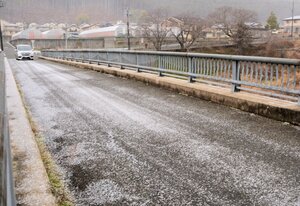 雪が降り始め、うっすらと白くなった庄田橋（2022年1月20日午前8時25分、京都市北区西賀茂）