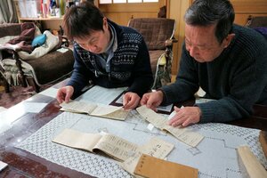 川村恵十郎の子孫の家で見つかった日記を確認する藤田さん（左）＝京都市西京区