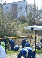 女性の遺体の一部が見つかった現場を調べる滋賀県警の鑑識課員ら（１４日午後２時１０分、守山市今浜町）