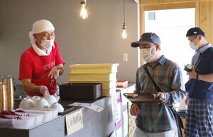 日曜の昼時だけオープンする「吉見製麺所」を開く吉見さん（左）＝京都府福知山市
