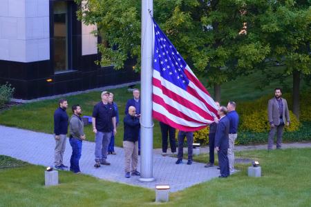 キーウの米国大使館で星条旗を掲げる職員ら＝１８日（ＡＰ＝共同）