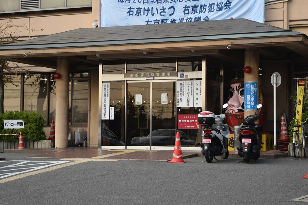 ミニバイク女性が大型トラックに追突、体を強く打って死亡　京都・右京