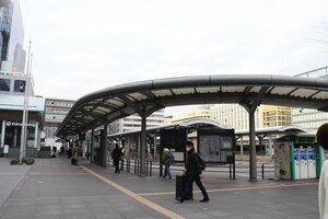観光シーズンには混雑も目立つ京都駅前広場のバスターミナル（京都市下京区）