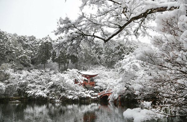 <div class="caption">水墨画のように雪で真っ白に染まった醍醐寺の弁天堂と弁天池（２１日午前、京都市伏見区）</div>