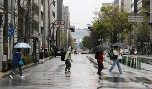 雨天も重なり、人通りが少なくなっていた四条烏丸交差点（１２日午後１時４９分、京都市下京区）