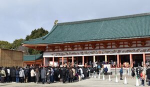 初詣の順番を待って列に並ぶ参拝者たち（１日午前１１時４０分、京都市左京区・平安神宮）