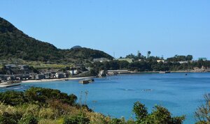 ひなびた漁村の前に美しい海が広がる京丹後市の袖志地区（左）。すぐ隣の高台に航空自衛隊基地と米軍基地（右）がある