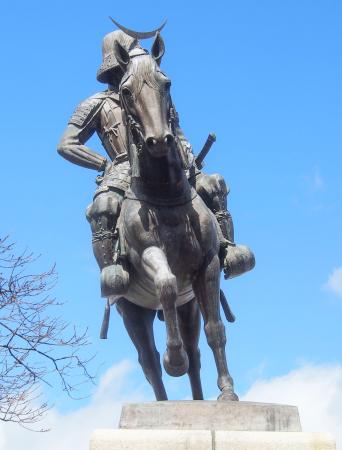 傾いた伊達政宗の騎馬像＝１７日午後、仙台市青葉区