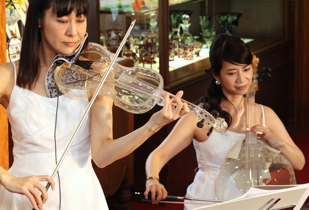 世界初「ガラスのバイオリンとチェロ」音色やいかに　黒壁ガラス館リニューアルをお祝い