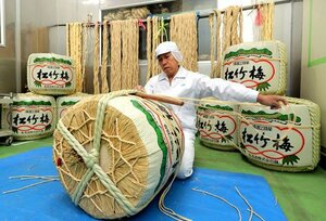 新年の祝い事で使われる菰樽を作る社員（１８日午前１０時４６分、京都市伏見区・宝酒造伏見工場）