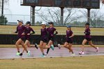 全日本実業団対抗女子駅伝に向け、練習に取り組むワコールの選手たち（亀岡運動公園陸上競技場）