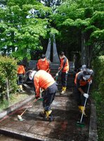 信楽列車事故の犠牲者追悼慰霊碑周辺を清掃するＪＲ西日本の従業員ら（甲賀市信楽町黄瀬）
