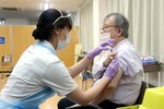 新型コロナウイルスワクチンの３回目の接種を受ける医師（１日午前１１時１６分、京都市下京区・武田病院）