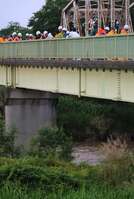 姉川に流された男児を橋の上から捜索する警察官や消防隊員（１６日午後６時頃、滋賀県長浜市難波町）