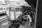 京都駅で行われた新快速下り１番列車の出発式（１９７０年１０月１日、京都市下京区）