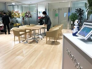 オープンした京都銀行の長浜支店。小型ロボットで受け付けるほか、ロビーにソファやテーブルを設置した（長浜市）
