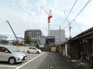 ホテル建設のクレーンが林立する京都市南区の東九条地域。ＪＲ京都駅に近いことから宿泊施設の進出が相次いでいる