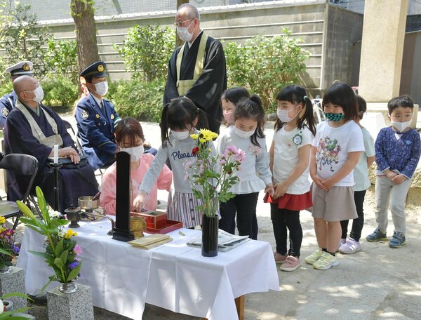 法要で焼香する子どもたち（１２日午前、京都市左京区・壇王法林寺）