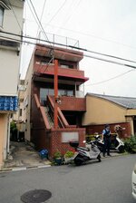 女性が殺害されたとみられるマンション（５日午前１１時４６分、京都市上京区）＝画像の一部を加工しています