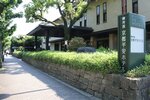 ６月末で営業を休止する平安会館。近年は「御所西京都平安ホテル」の愛称を用いている（１８日、京都市上京区）