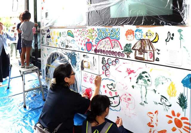 町営バス 子どもたちがペイントアートで彩る 京都 京丹波 社会 地域のニュース 京都新聞
