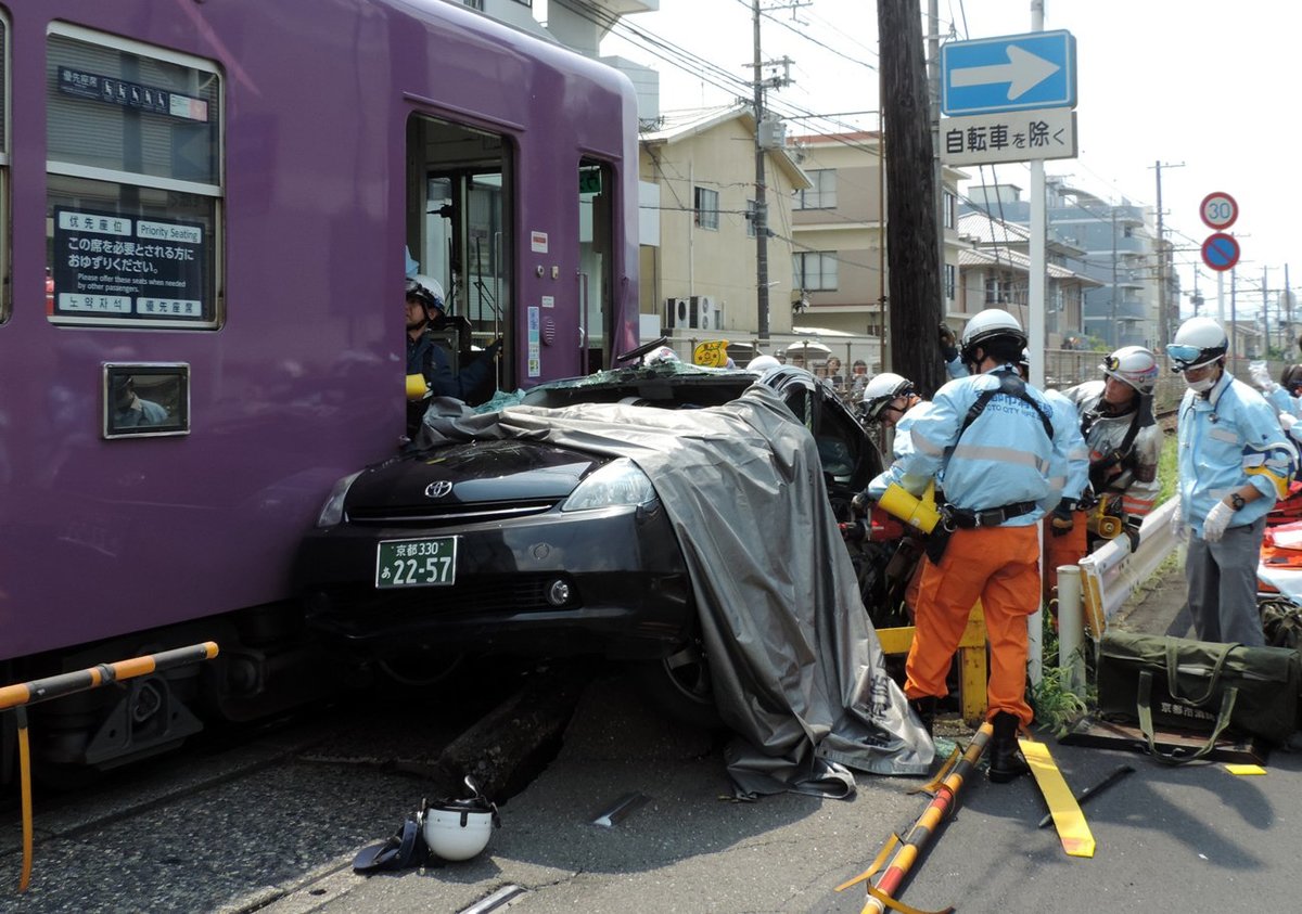 踏切遮断機が下りず、電車とタクシーが衝突　京福電鉄社員に無罪判決